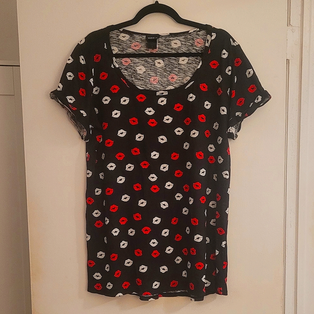 Torrid, Classic Fit, Black Lips Tee, Size 2